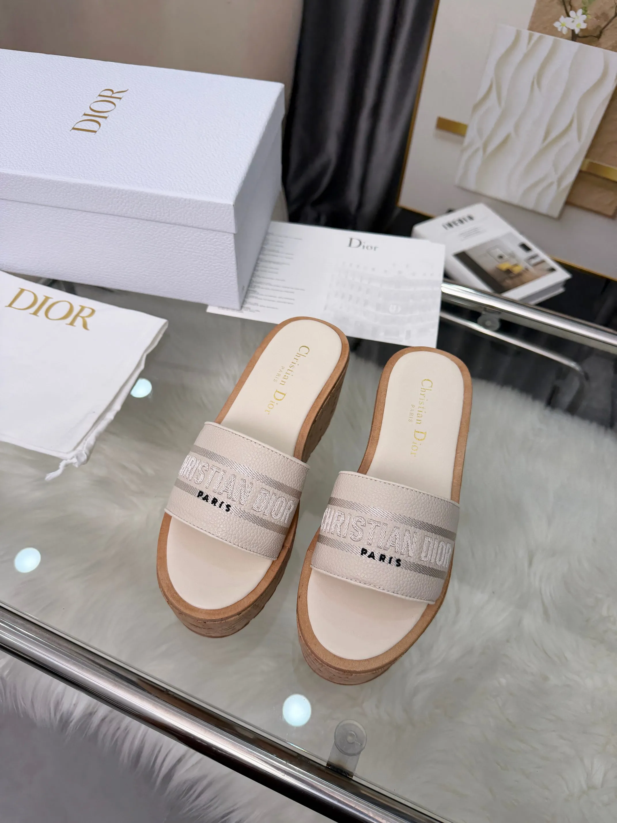 👟👟Ex-factory price 440👟👟 Dior Dior〰️Dway thick-soled wedge sandals✔️This thick-soled sandal is fashionable, casual and highly recognizable. The inspiration is cleverly combined by D's main designer into the perfect shoe shape. Paired with brand buckles, it is even more fashionable! Original version, perfect and exquisite workmanship!  Upper: pebbled leather + electric show code number; 35-39 (40-41 customized)